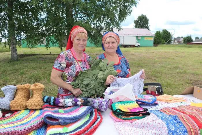 Валентина Лукошкова и Вера Марченко на праздничной ярмарке
