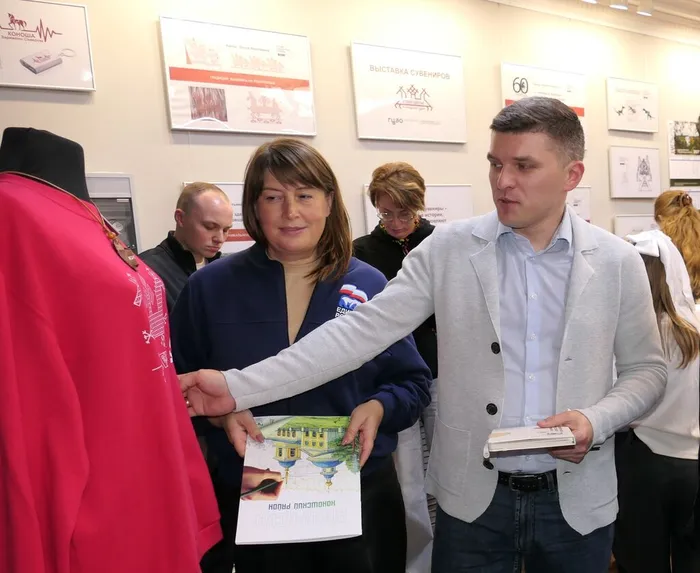 Гости живо интересовались вещами