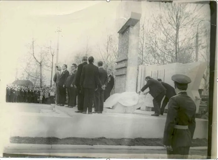 Открытие обелиска славы в 1975 году.